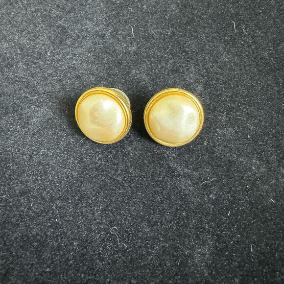 Vintage‎ 80s 90s Classic Timeless Gold Tone Faux Pearl Statement Stud Earrings - Picture 1 of 4